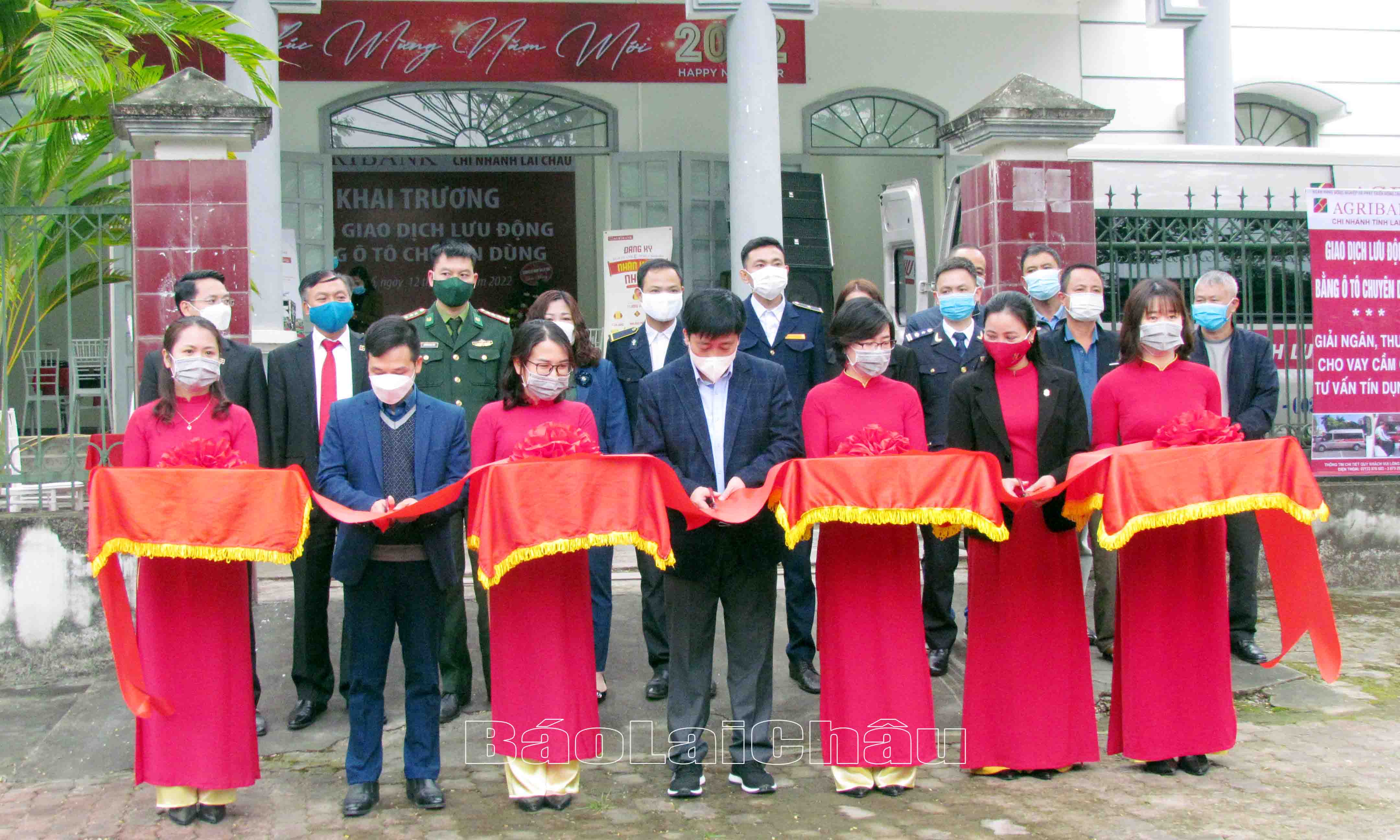 Lãnh đạo UBND huyện Phong Thổ, Ngân hàng Nhà nước chi nhánh tỉnh, Agribank chi nhánh tỉnh cắt băng khánh thành Điểm giao dịch.